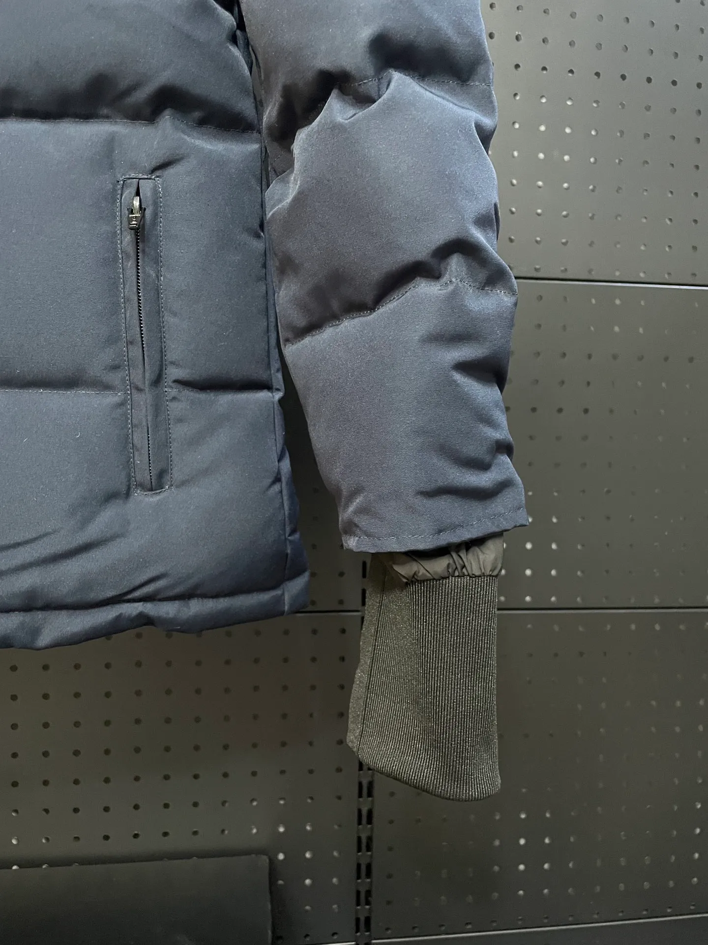 P880 Navy Blue Canadian CANADA GOOES 04 Style/Women's Style. Canada Goose is the Rolls-Royce of down jackets. Both Arctic and Antarctic scientific expedition teams and others choose Canada Goose as their cold-proof equipment.  ➖ Industry-leading anti-counterfeiting chip sensing.  ➖ Imported Behringer embroidery machines and customized embroidery labels, the highest level and industry leading.  ➖ Imported Korean 21-count polyester-cotton blended original fabric, TC85 waterproof coated fabric, water-repellent, windproof and wear-resistant.  ➖ The new national standard 80 white duck down is filled with an average of 520 grams of down. The amount of down filled is industry-leading.  ➖ 100% nylon lining with double double-layer sealing design to prevent velvet running, and seamless thread design on the cuffs!  ➖ Western Canadian Green Wolf Collar.  ➖ Yoshida YKK provides original factory-customized electroplated sliders. YKK two-way lockable zippers are tight and smooth and do not peel off paint.  ➖ 3M composite Velcro is durable and the accessories and hardware are all custom-made. Only for the purest goose, the most dedicated, the most professional, the highest quality, the highest cost performance!    SIZE:XS-XXL